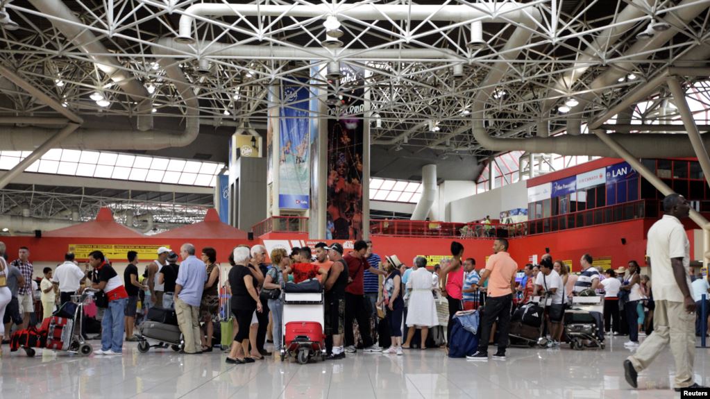 Viajeros en la Terminal 1 del Aeropuerto Internacional José Martí.