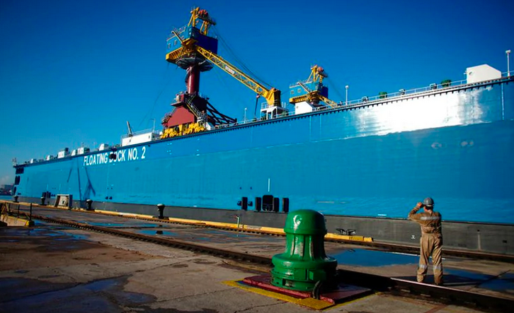 Astillero flotante comprado a China para la reparación de barcos en La Habana.