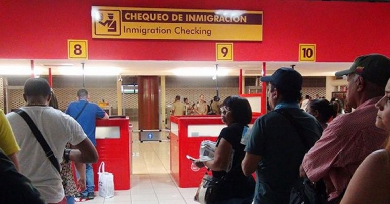 Chequeo migratorio en un aeropuerto cubano.