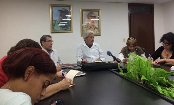 Francisco Durán García, el director nacional de Epidemiología del Ministerio de Salud Pública (al centro), durante una conferencia de prensa este lunes.