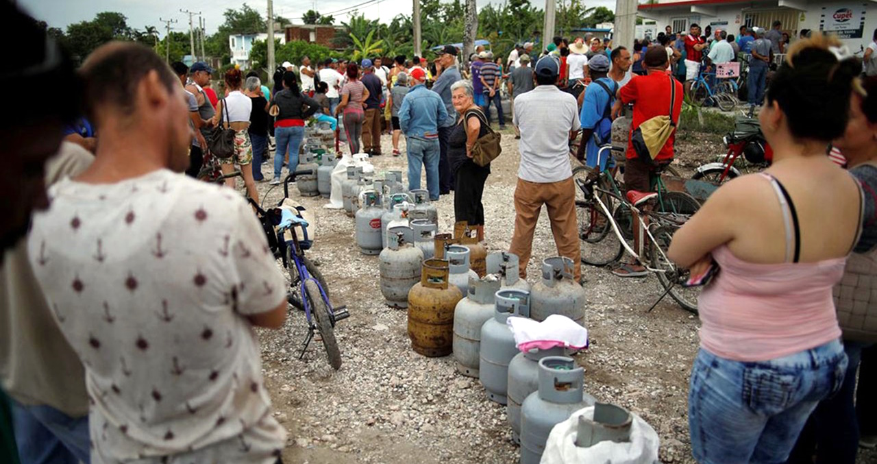 Cubanos esperando para comprar gas licuado.