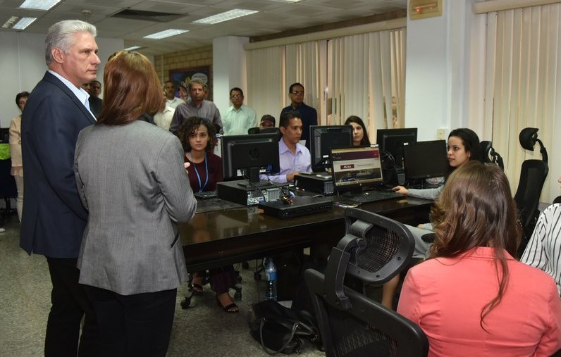 Díaz-Canel inaugura una oficina de TeleSur en La Habana.