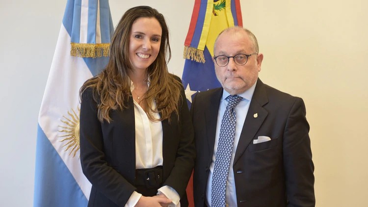 Elisa Trotta al recibir sus cartas credenciales del excanciller argentino, Jorge Faurie.