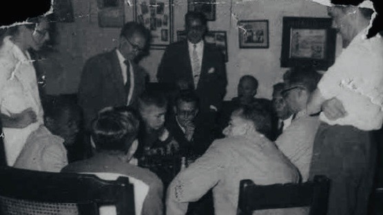 Bobby Fischer en La Habana, al centro, con apenas 12 años en 1956, disputa una partida contra el cubano José R. Florido.