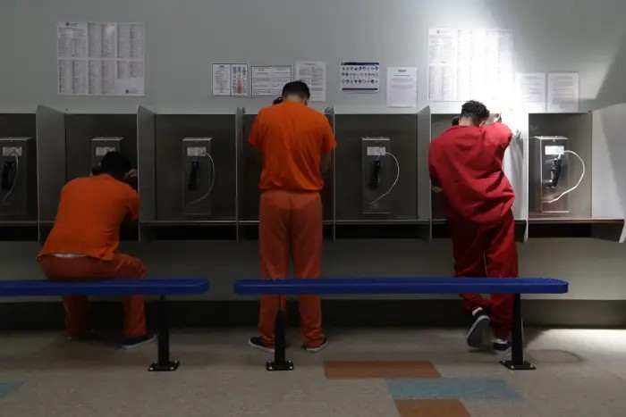Los detenidos hablan por teléfono en el Centro de Procesamiento de ICE de Adelanto, el 28 de agosto de 2019.
