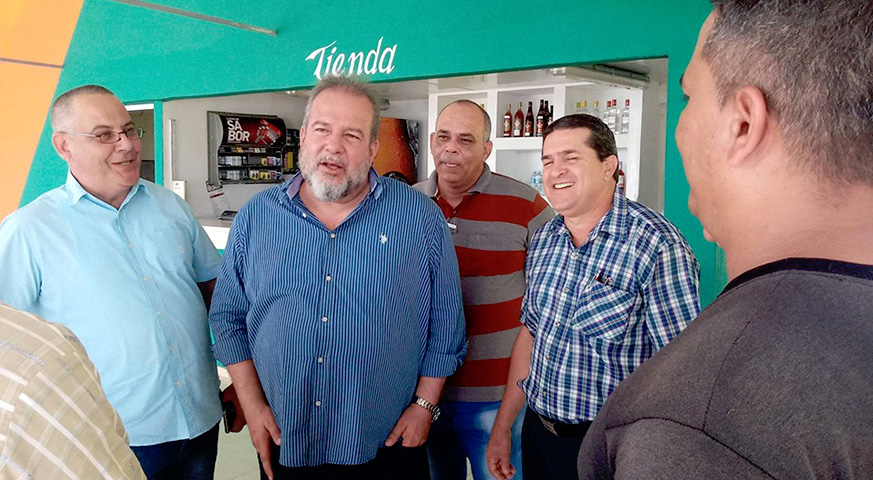 Manuel Marrero (centro) en Gibara, Holguín.