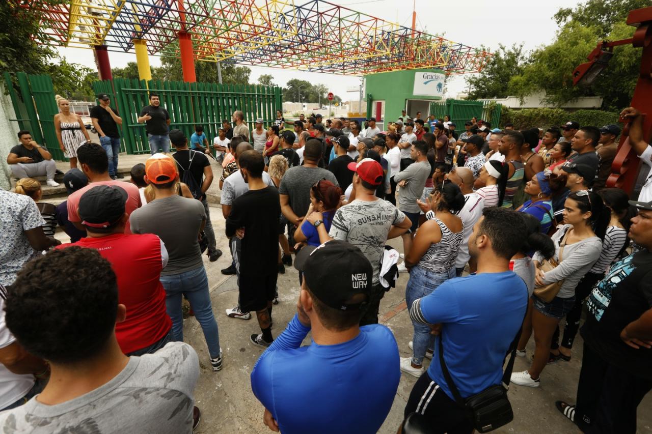 Del lado mexicano de la frontera sur de EEUU, migrantes cubanos esperan el turno para comparecer ante un juez de inmigración.