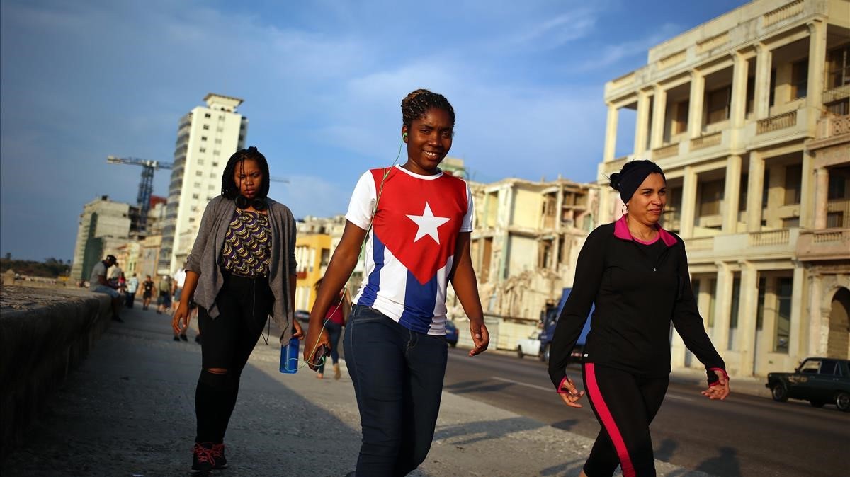Mujeres en el Malecón de La Habana.