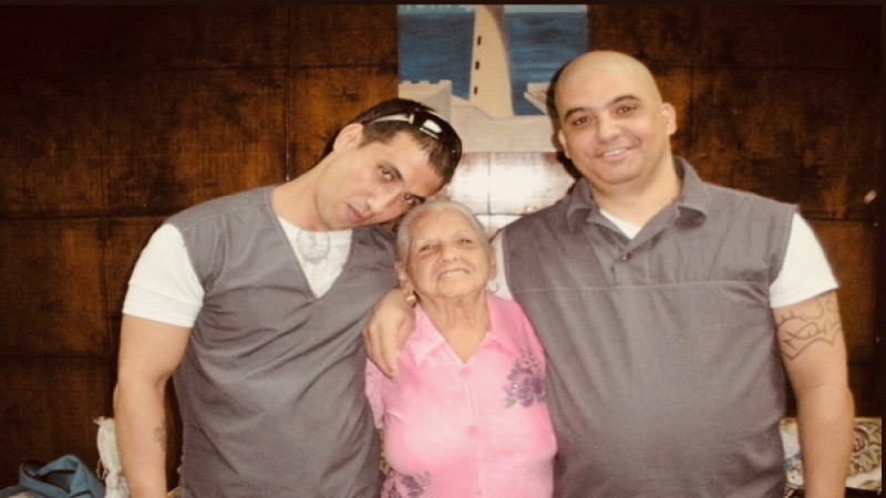  Harold Alcalá Aramburo y Maikel Delgado Aramburo junto a su abuela.