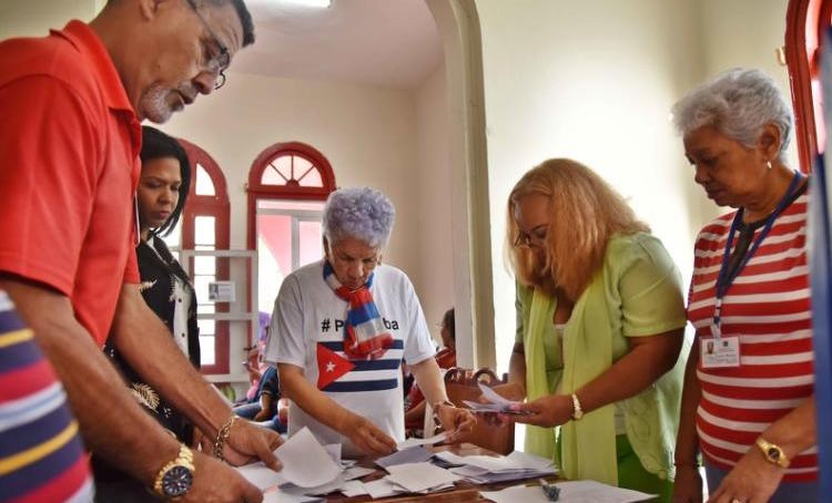 Prueba previa a la votación en Boyeros, La Habana.