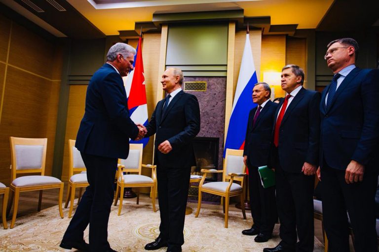 Díaz-Canel y Putin se saludan en Novo-Ogaryovo, en Moscú.