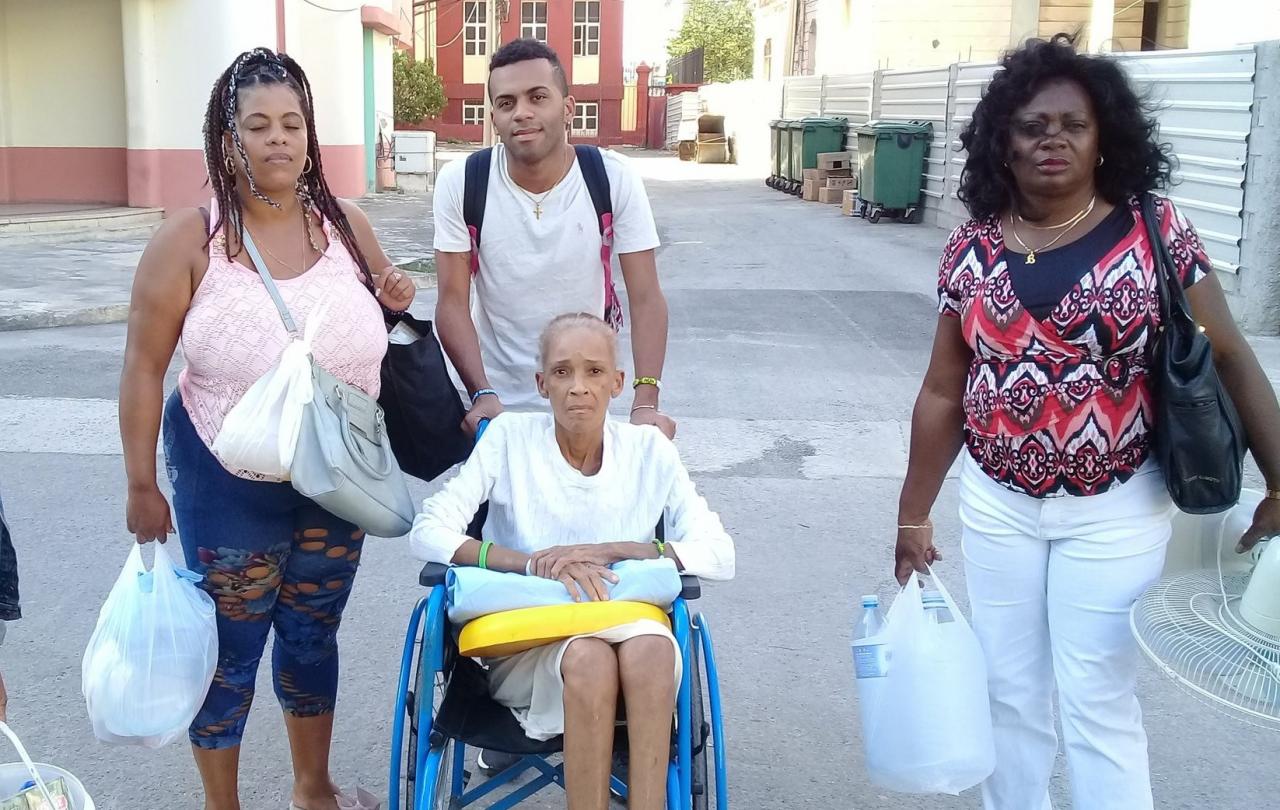 Xiomara Cruz Miranda (al centro), tras su salida del Hospital Clínico Quirúrgico Dr. Miguel Enríquez.
