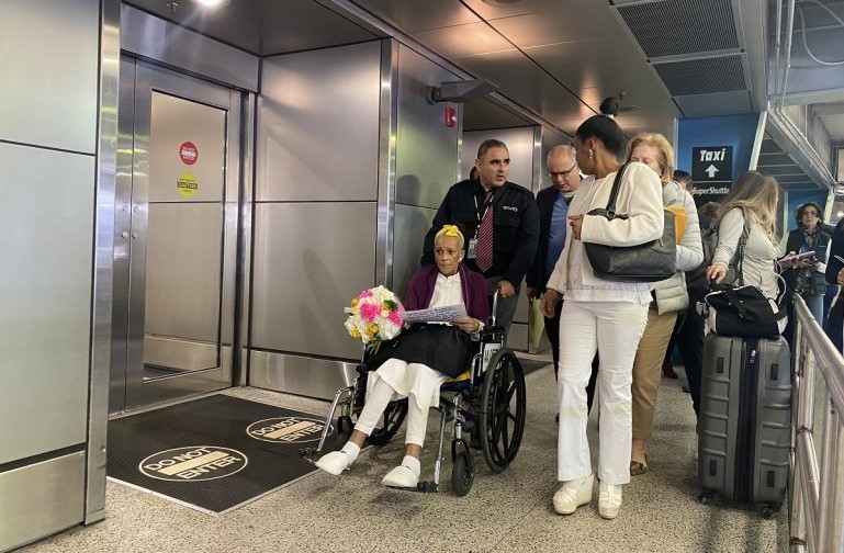 Xiomara Cruz Miranda (en silla de ruedas) en el momento de su arribo al Aeropuerto Internacional de Miami. 
