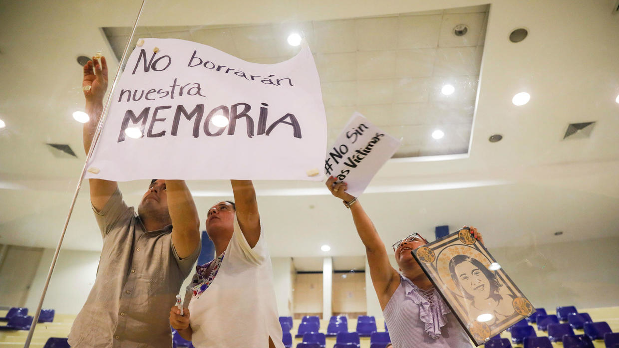 Ciudadanos salvadoreños protestan en el Congreso por la Ley de Reconciliación.