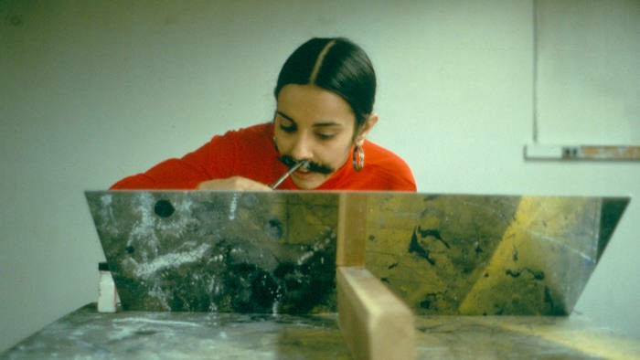 Ana Mendieta en una de sus obras sin título. La pieza es conocida por la crítica como 'Facial Hair Transplant' (Trasplante de vello facial).