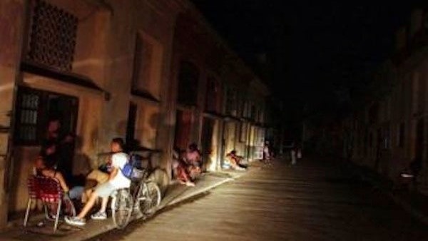 Apagón en un barrio cubano.