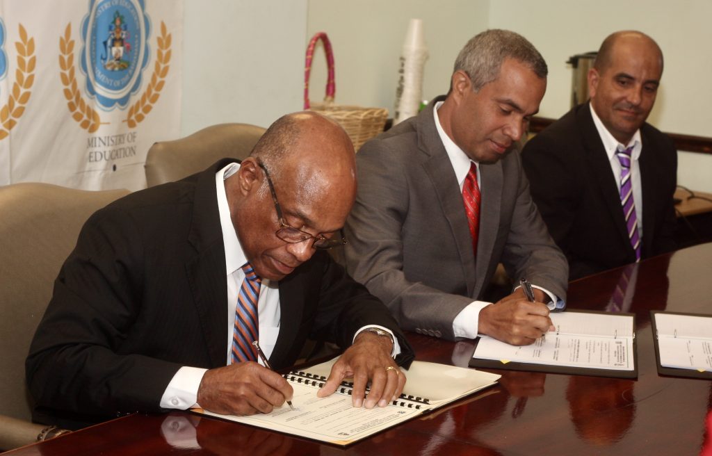 Autoridades de Bahamas y Cuba firman un memorando de entendimiento.