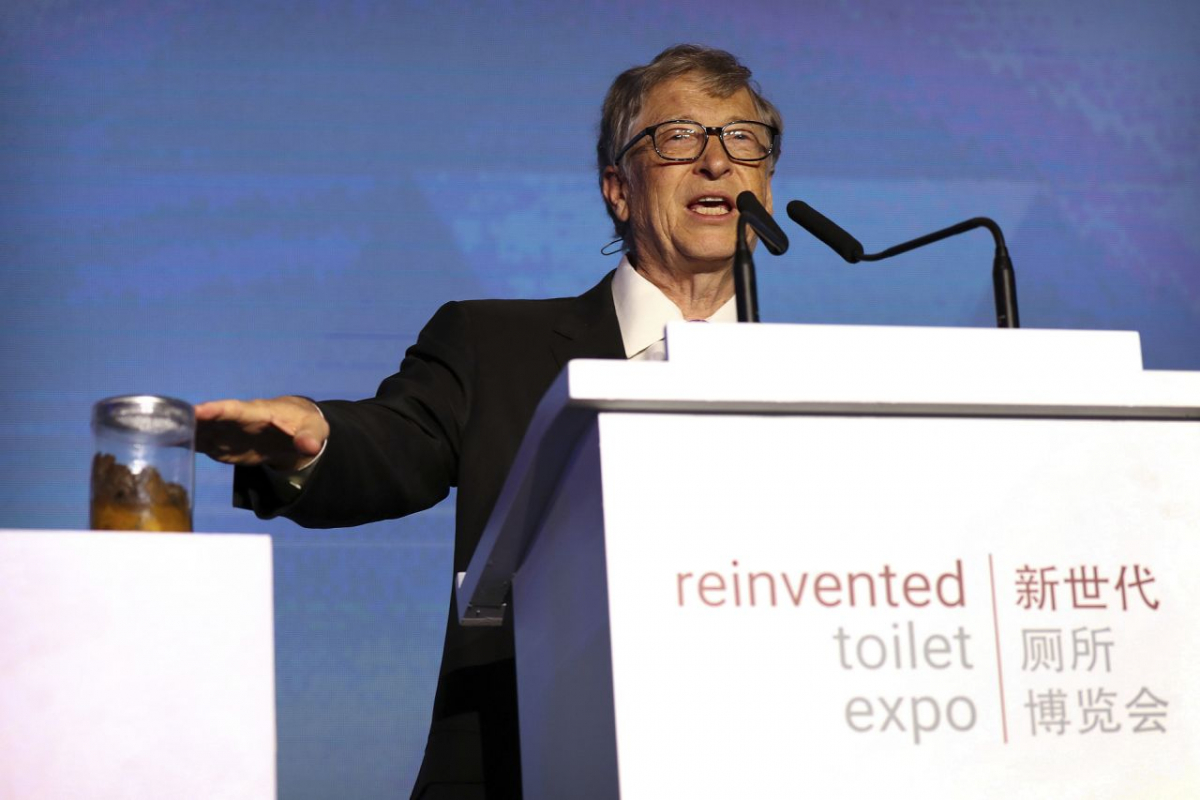 Bill Gates habla en la Reinvented Toilet Expo de Pekín junto a un frasco de excrementos. 