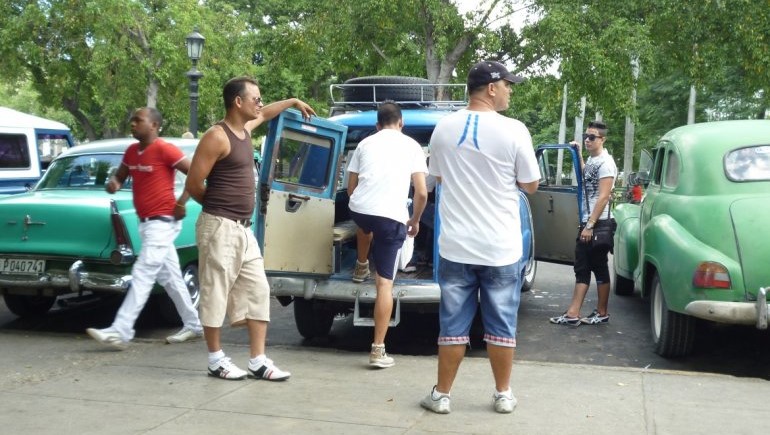 Piquera de taxis privados en Cuba.