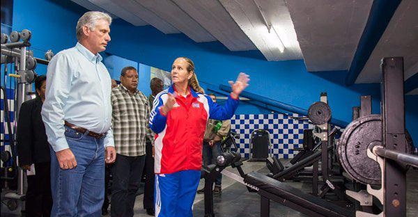 Díaz-Canel visita un gimnasio para los peloteros.