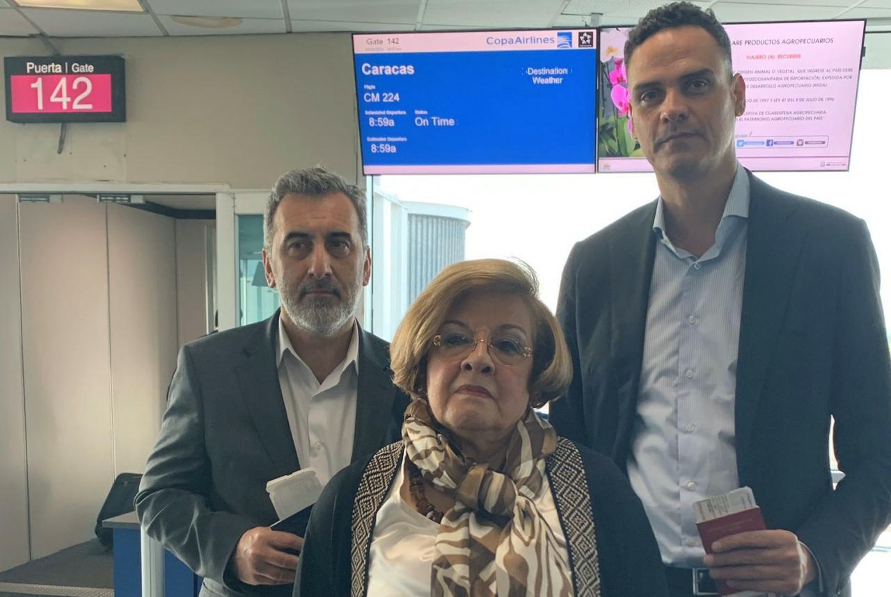Los miembros de la CIDH de la OEA que estaba a punto a abordar el vuelo de Copa en Panamá rumbo a Venezuela. 