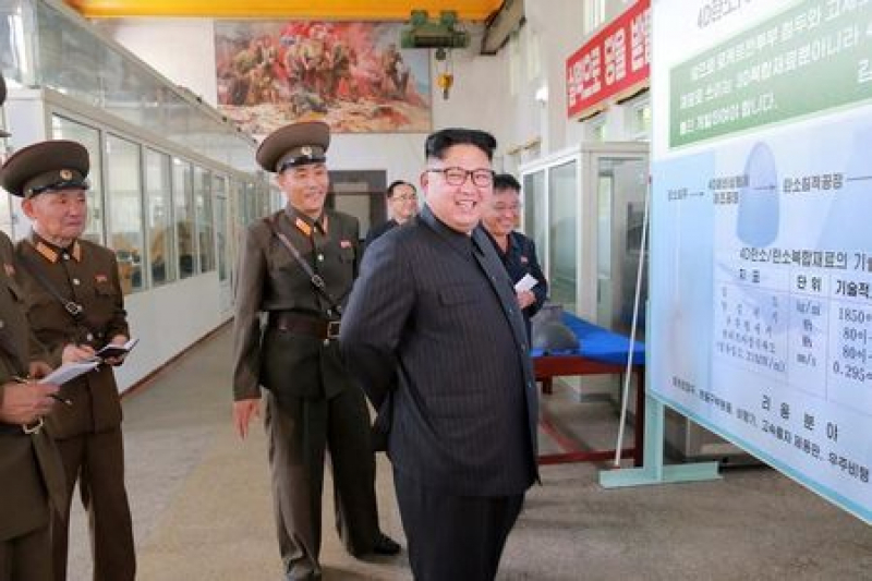 El líder norcoreano Kim Jong-Un sonríe durante una visita al Instituto de Materiales Químicos de la Academia de Defensa en Pyongyang este 23 de agosto. 