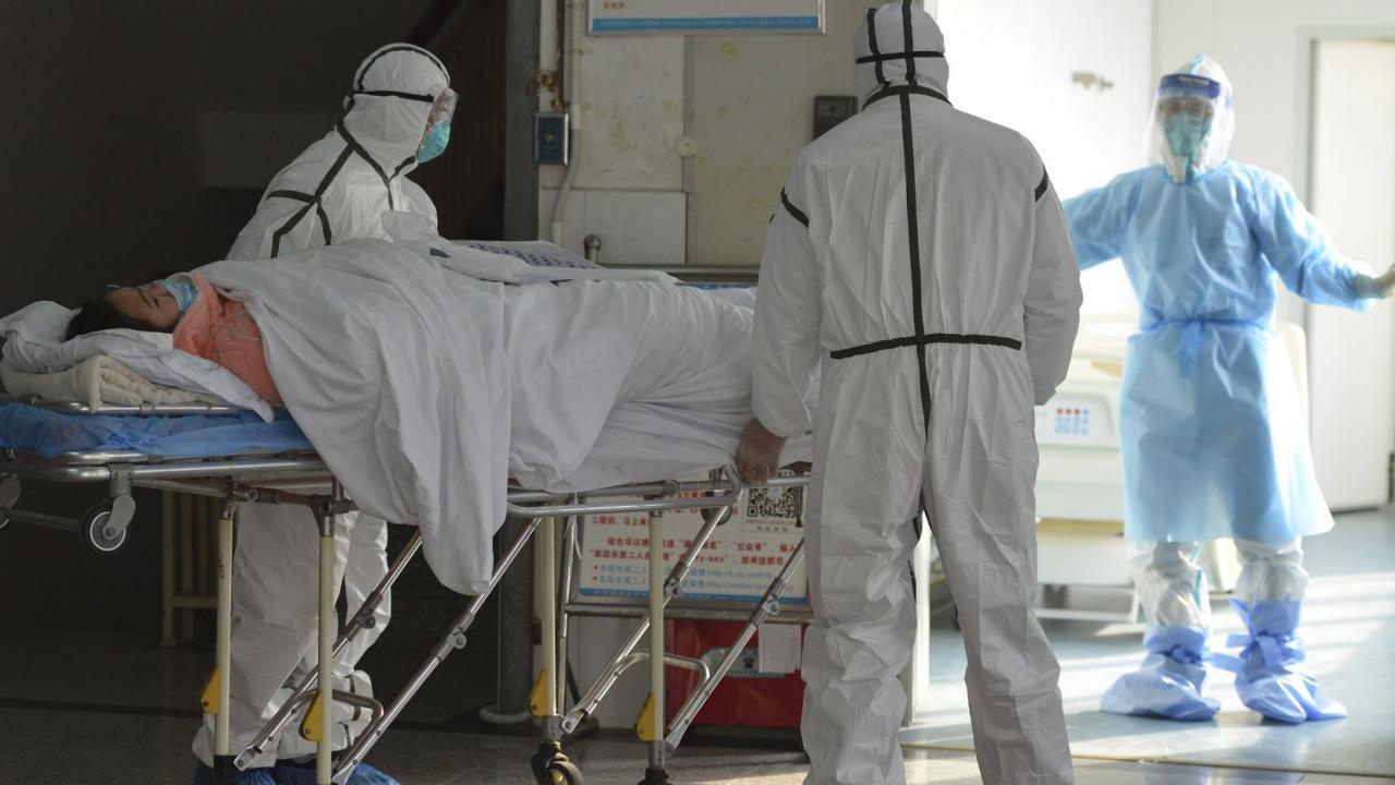 Un paciente de coronavirus ingresa para recibir atención hospitalaria.