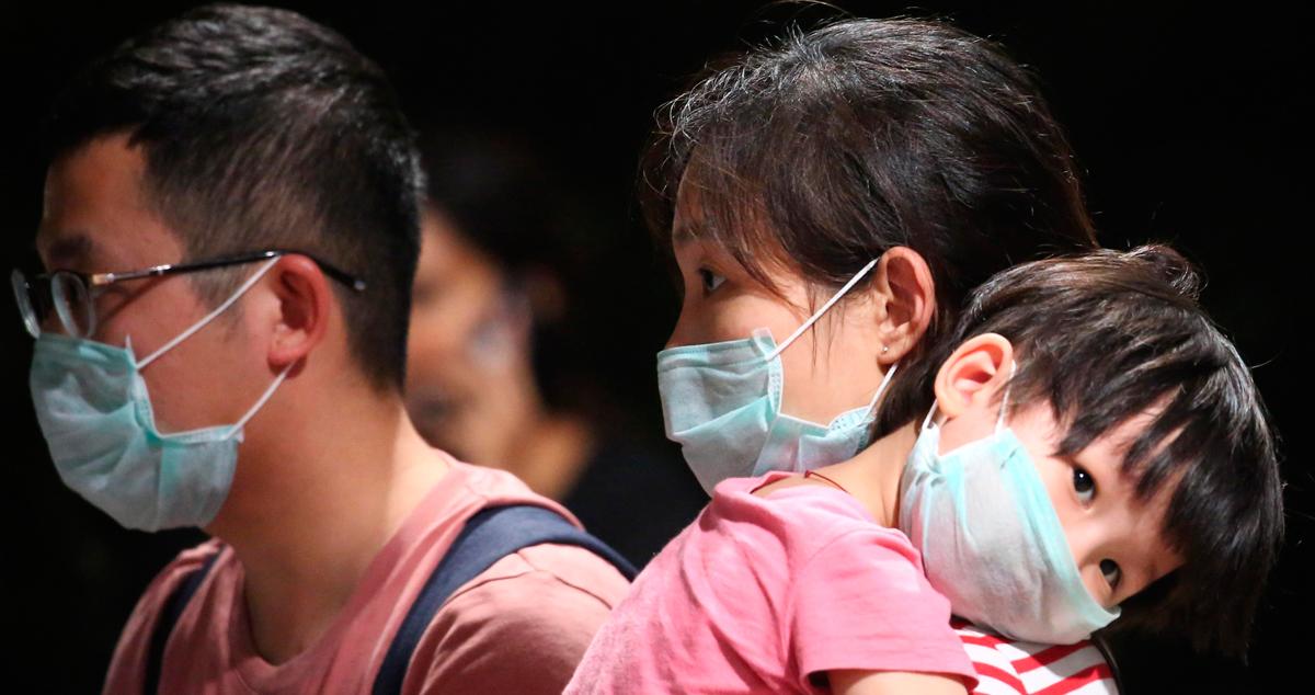 Ciudadanos chinos se protegen contra el contagio del virus.