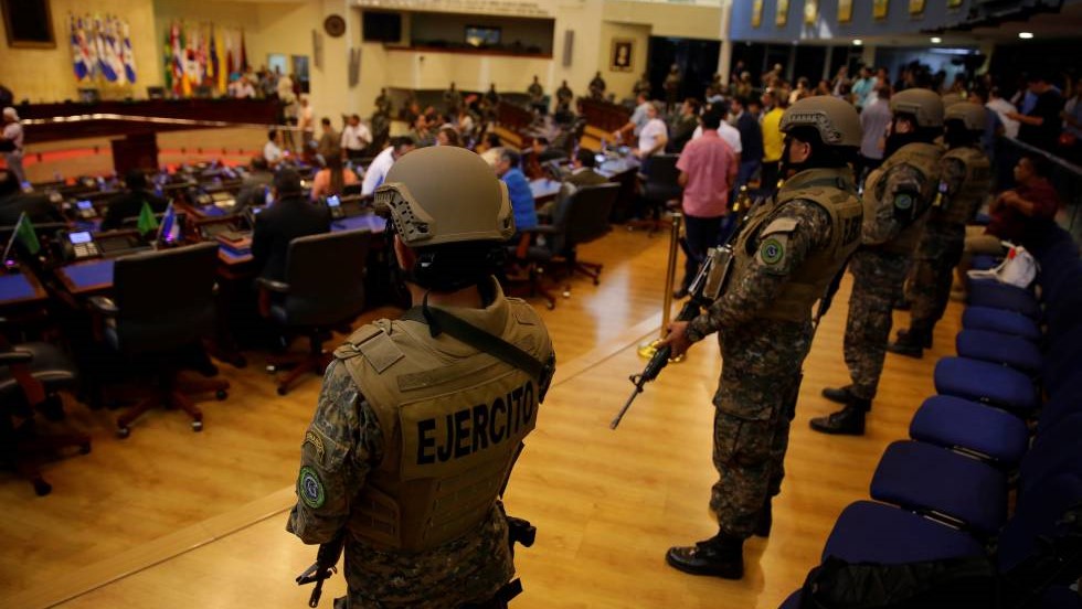 Militares en el Parlamento de El Salvador.