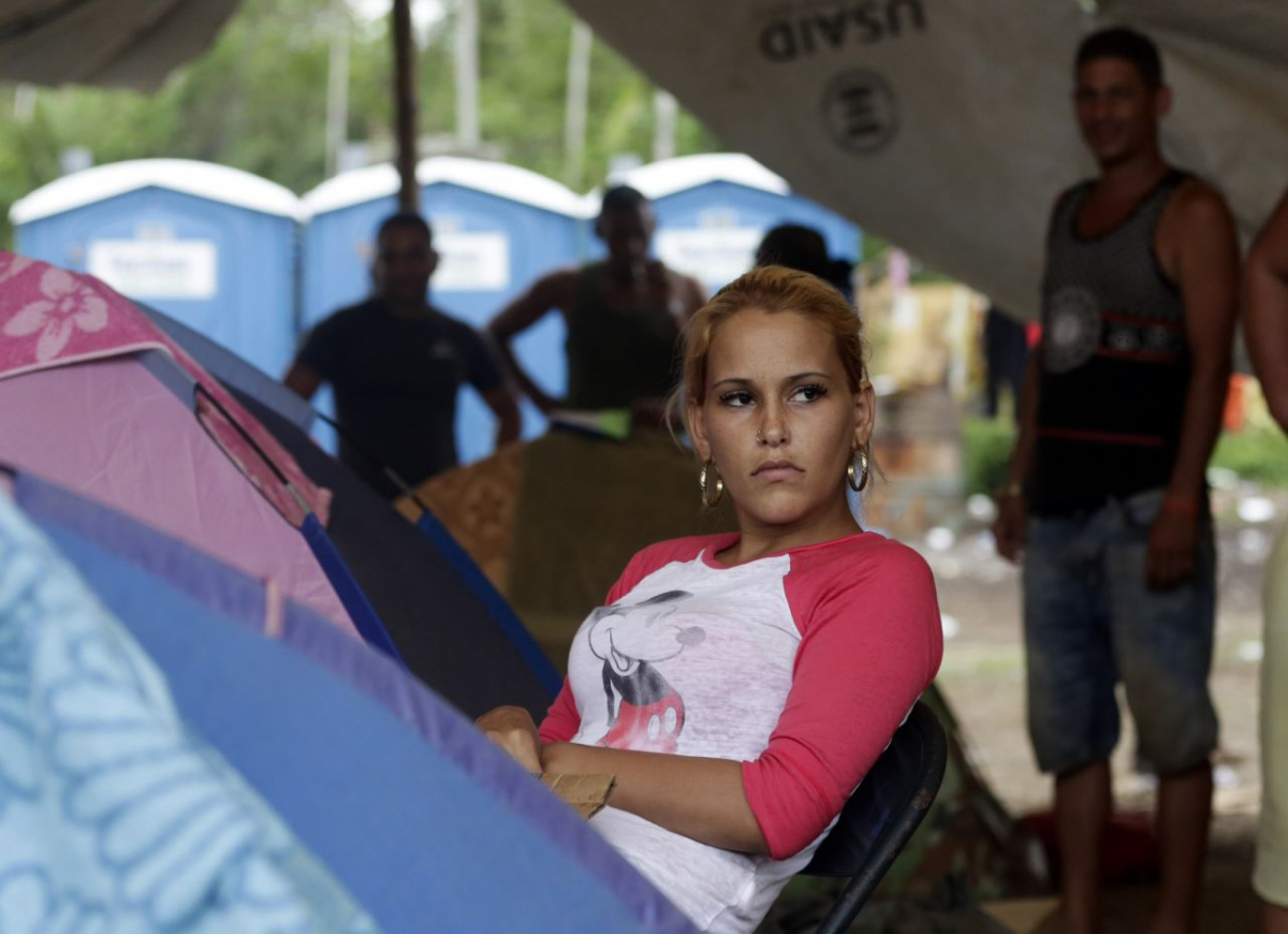 La cubana Lisandra Pérez Molina descansa junto a su tienda en un refugio en Peñitas.