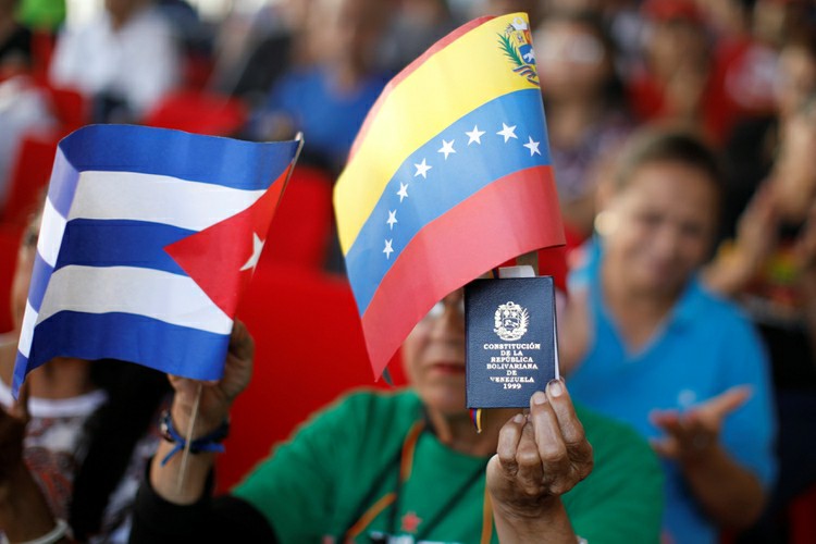 Un seguidor de Nicolás Maduro con las banderas de Venezuela y Cuba. 