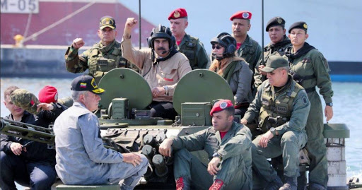 Maduro durante una maniobra militar.