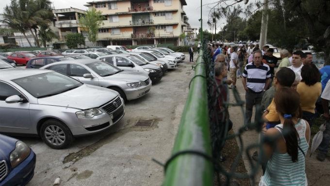 Venta estatal de autos en La Habana.