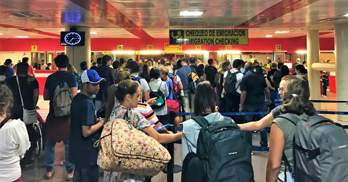 Chequeo migratorio en el Aeropuerto José Martí de La Habana.