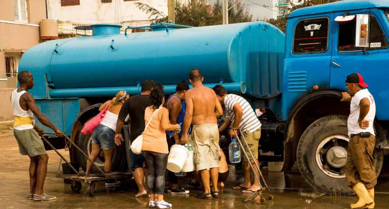 Camión cisterna en La Habana.