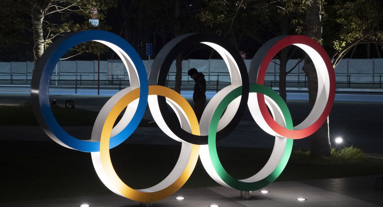 Anillos olímpicos ante el estadio nacional de Tokio.
