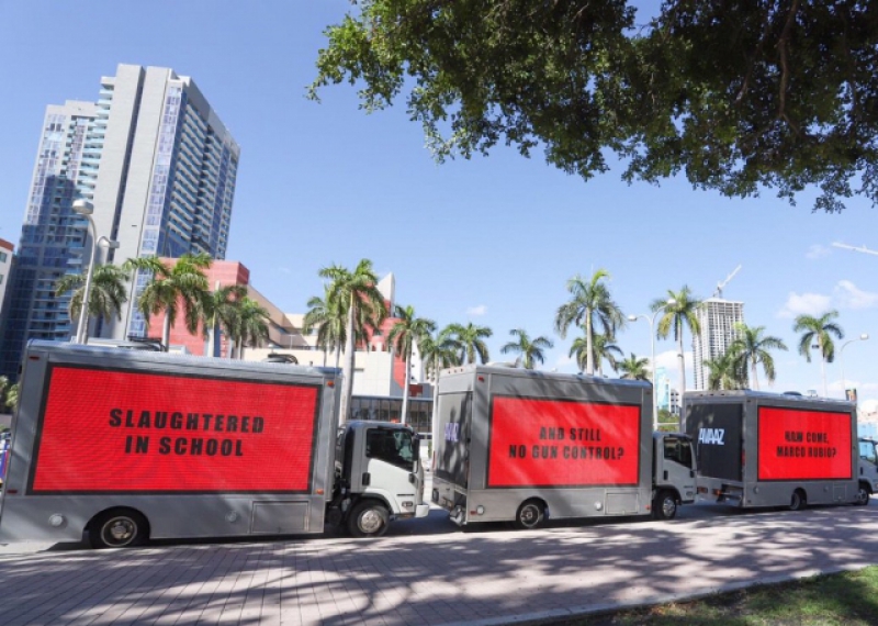 Los tres camiones con los carteles dirigidos a Marco Rubio. 