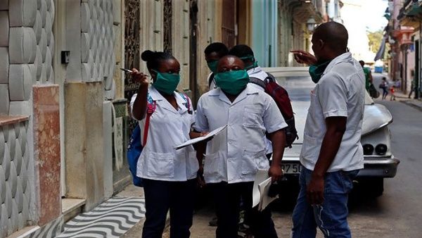Médicos en La Habana.