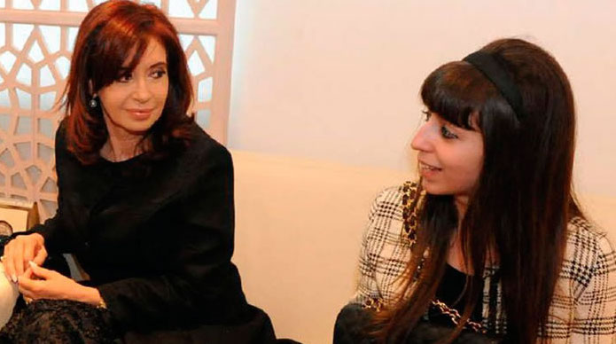 La vicepresidenta de Argentina, Cristina Fernández, junto a su hija Florencia.