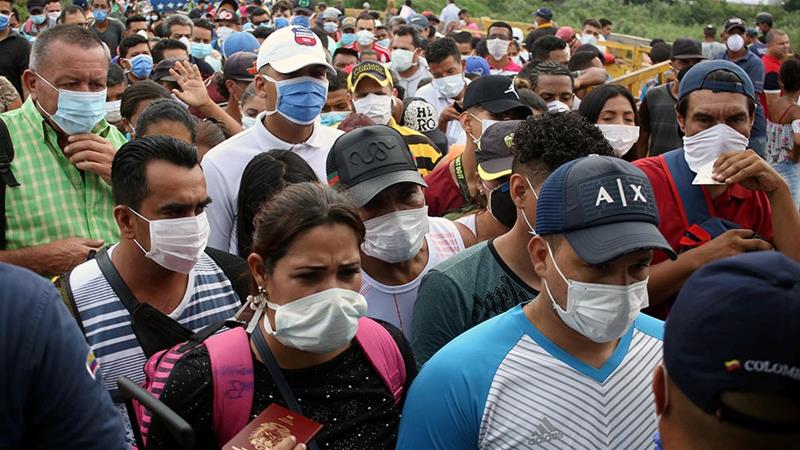 Personas en un cruce fronterizo entre Venezuela y Colombia.
