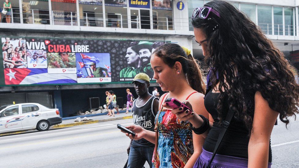 Jóvenes cubanas conectadas a internet móvil.
