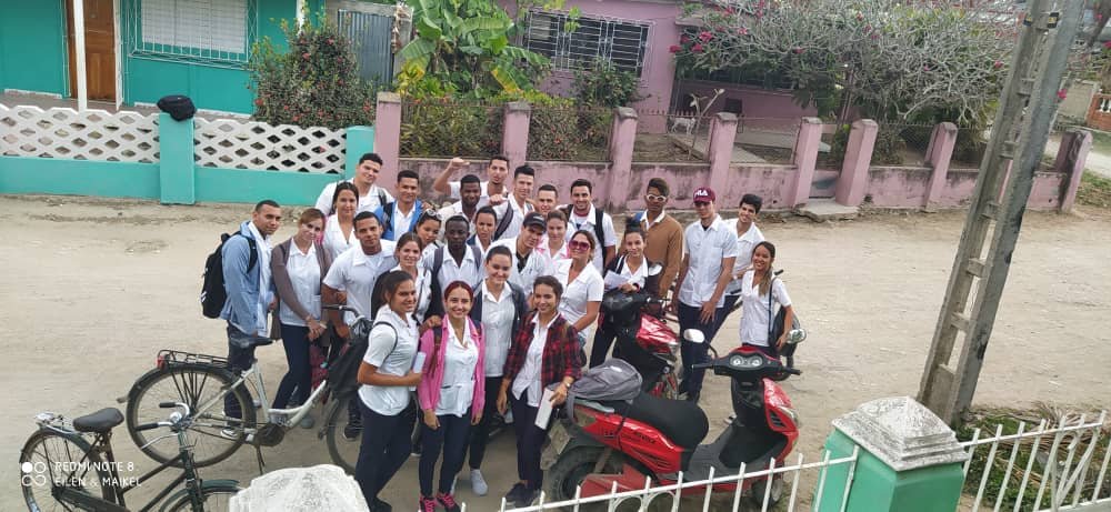 Estudiantes de Medicina que participan en la 'pesquisa activa'.