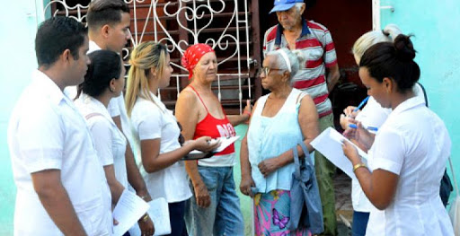 Alumnos de Medicina recorren barrios cubanos.