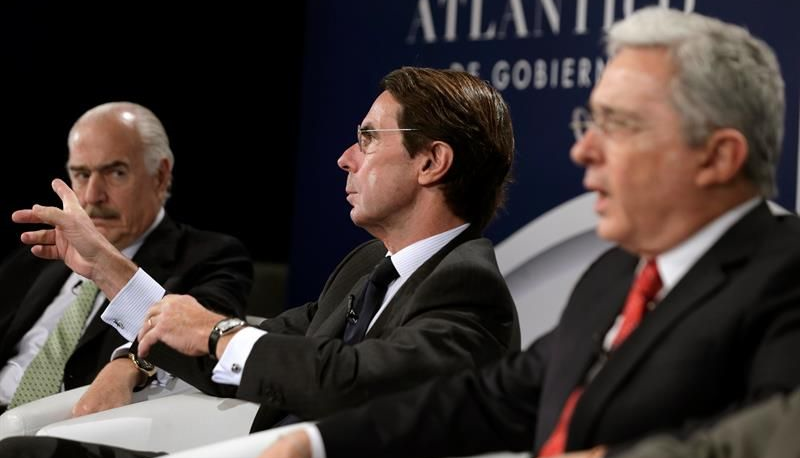 Los expresidentes Andrés Pastrana (izq), José María Aznar (centro) y Álvaro Urive.