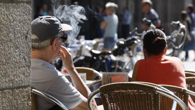 Un fumador en un lugar público.