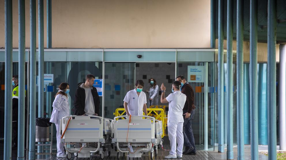 Personal médicos a la entrada de un hospital madrileño.