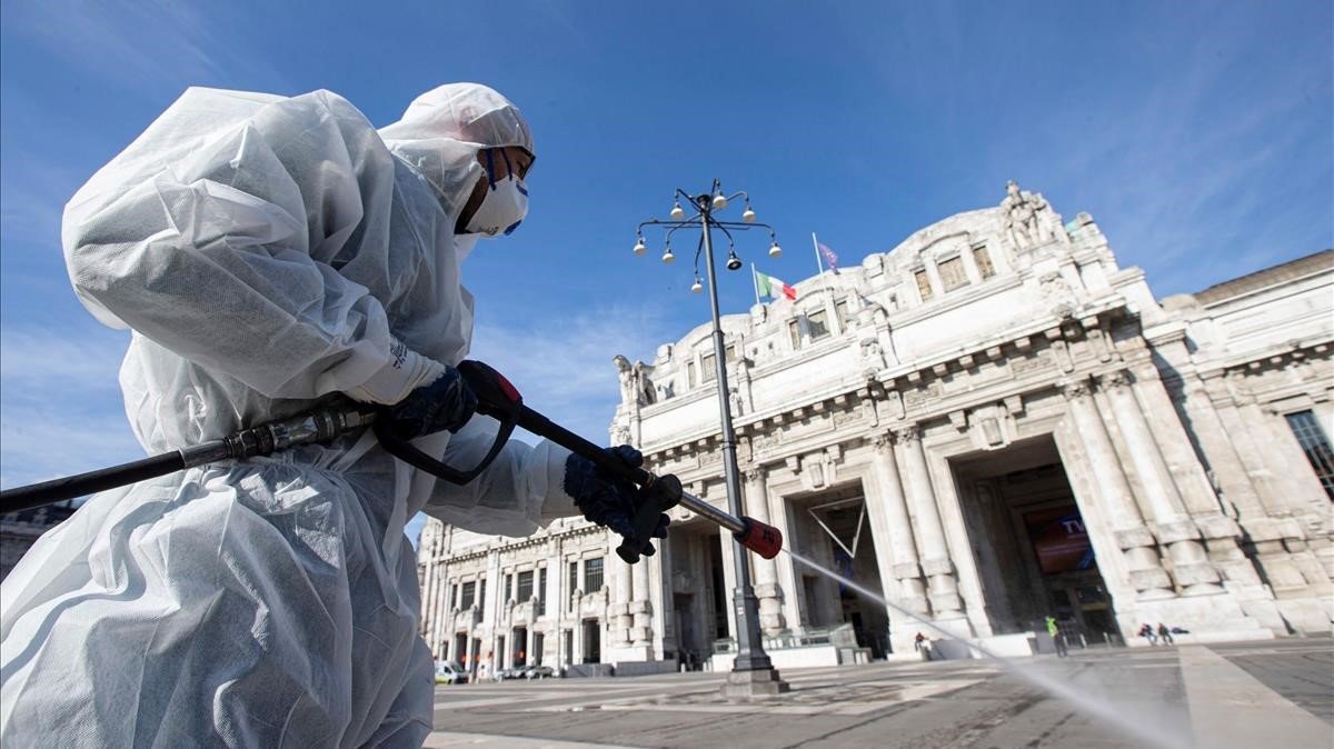 Trabajos de limpieza para evitar la propagacion del coronavirus en la plaza de la Estacion Central de Milán.