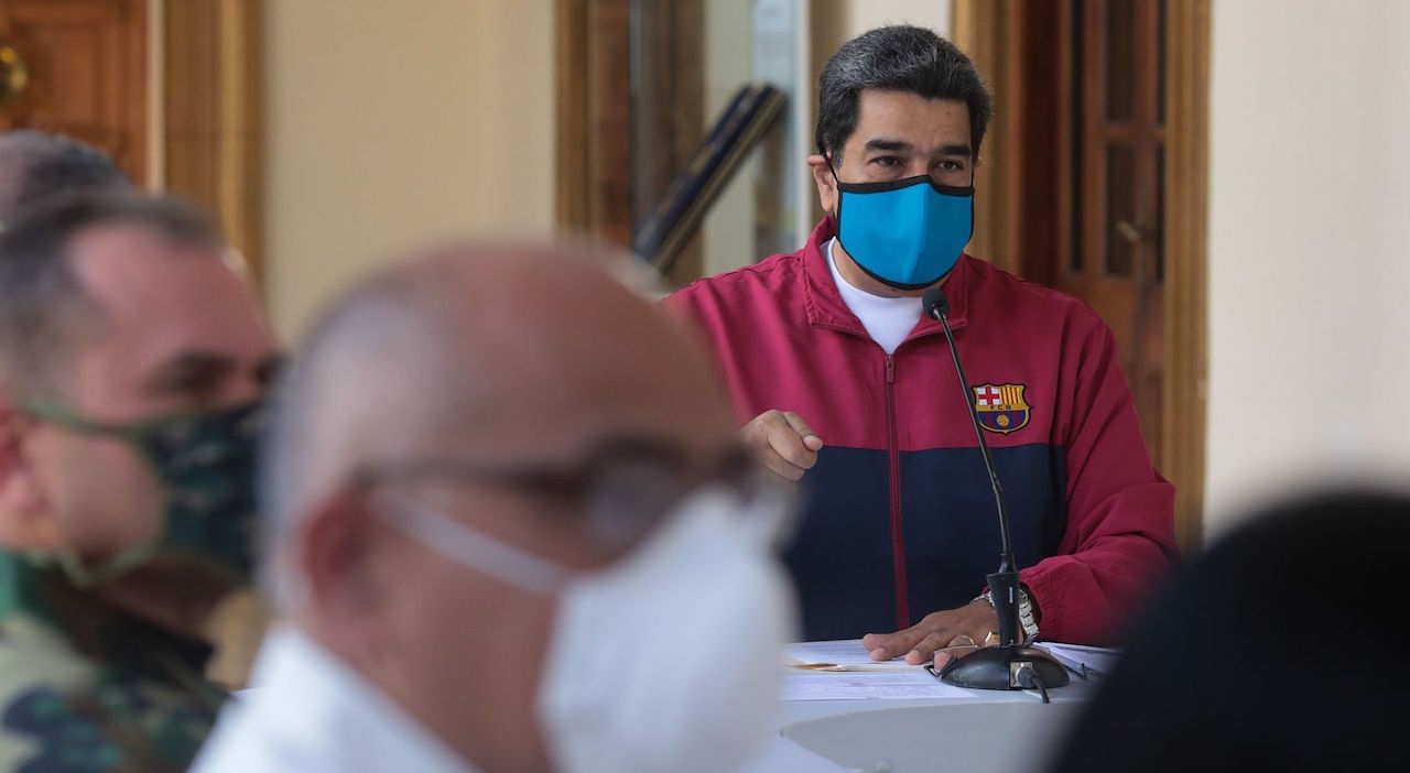Nicolás Maduro con nasobuco por el Covid-19.
