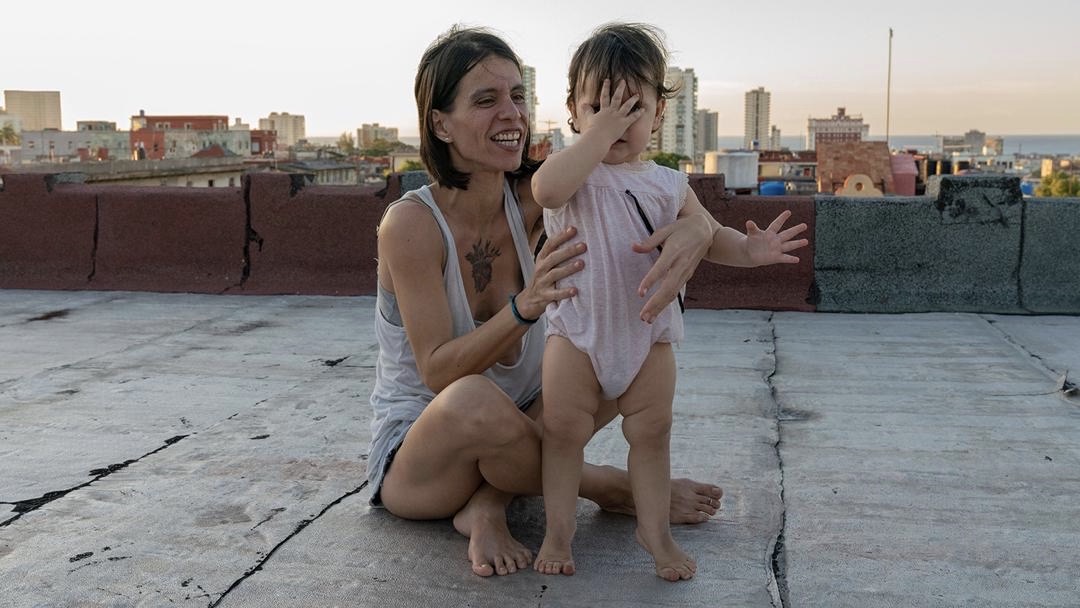 La autora y su hija en la azotea de su casa en La Habana.