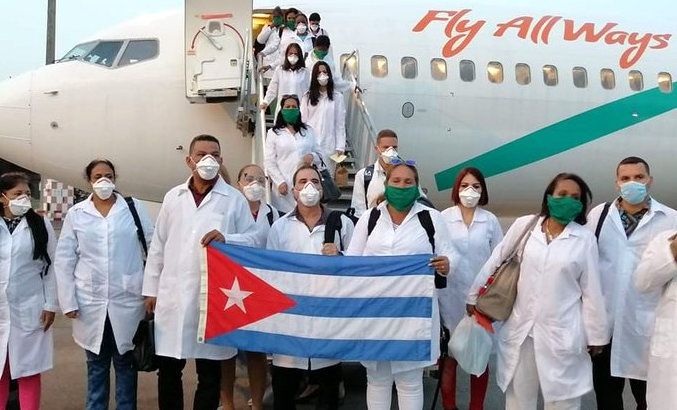 Médicos cubanos llegan a Surinam.